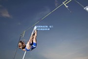 b体育官方网站|季后赛激战正酣，豪门对决引爆篮球热潮